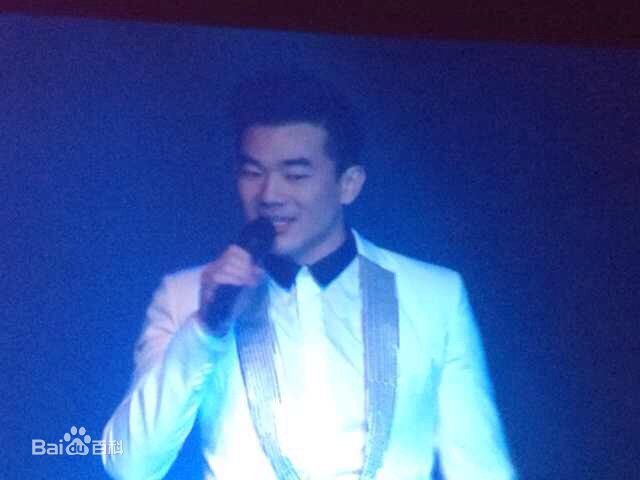 黄成麟(Huang Chenglin)舞台上的前后照片