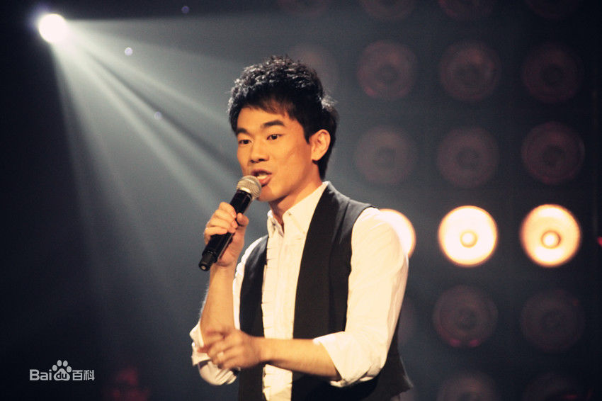 黄成麟(Huang Chenglin)舞台上的前后照片