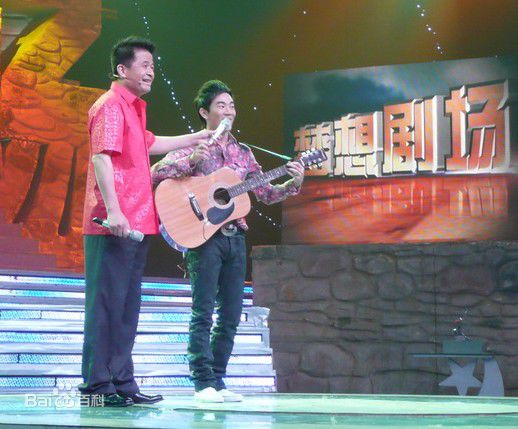 黄成麟(Huang Chenglin)舞台上的前后照片