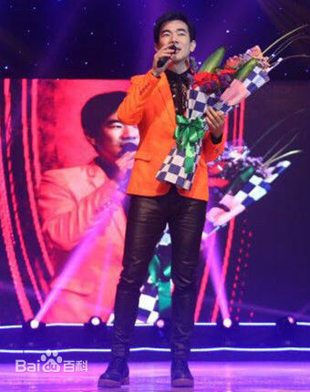 黄成麟(Huang Chenglin)舞台上的前后照片