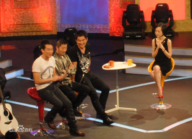 黄成麟(Huang Chenglin)舞台上的前后照片