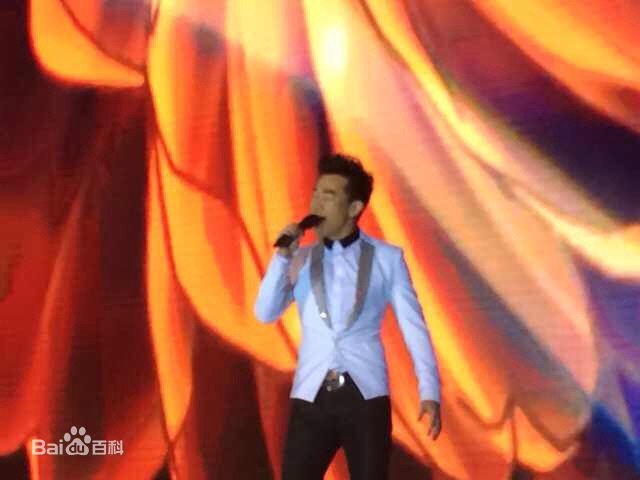 黄成麟(Huang Chenglin)舞台上的前后照片