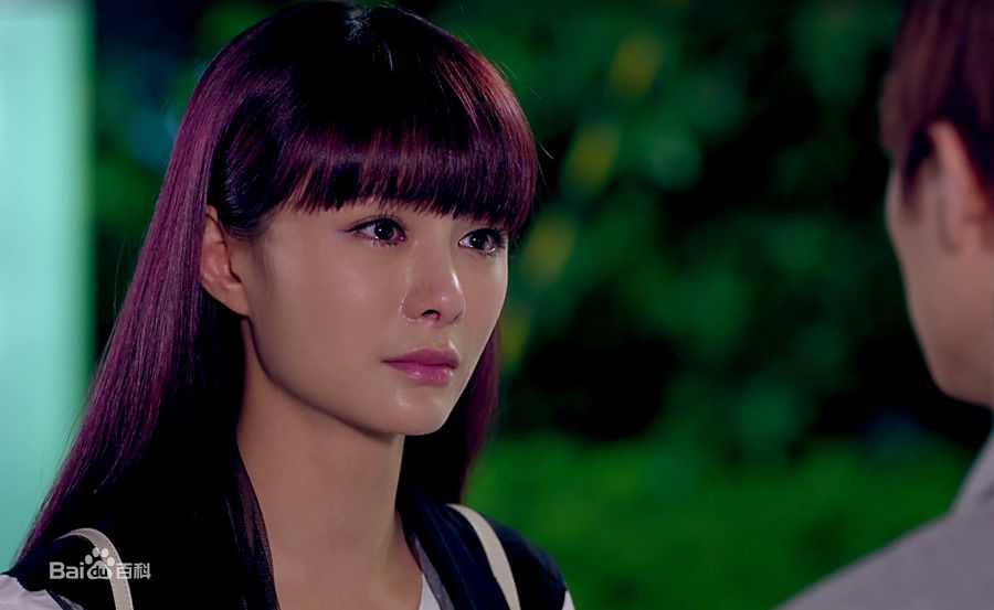 沈梦辰(Shen Mengchen)在《妻子的谎言》饰演江一姗中的