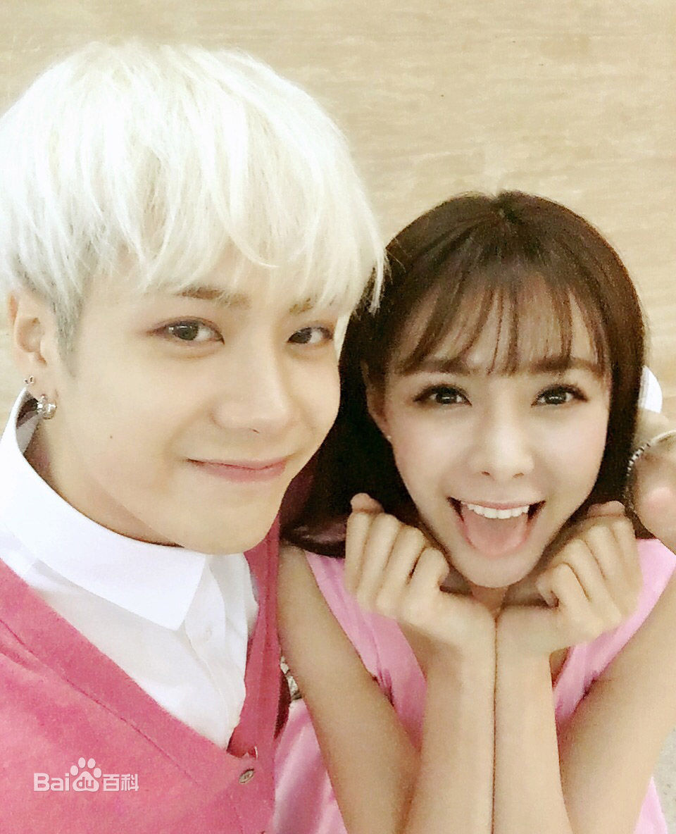 沈梦辰(Shen Mengchen)与众明星素颜照壁纸