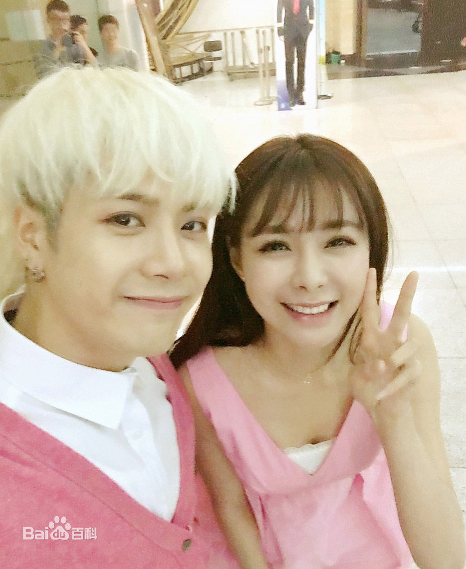 沈梦辰(Shen Mengchen)与众明星素颜照壁纸