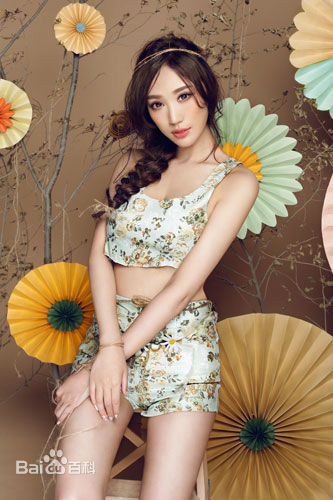 吕晶(Candice)曝夏日 宅男女神异域风情