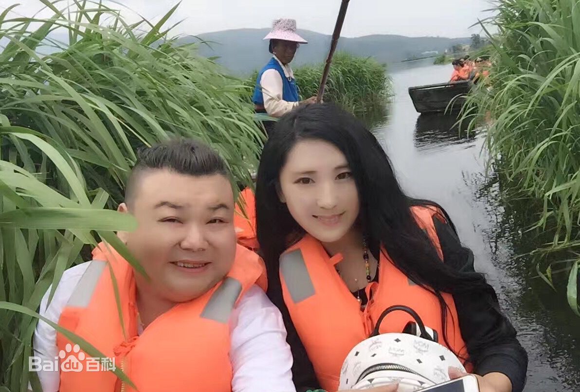 刘刚与爱人生活照