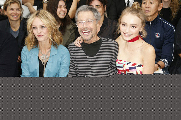 凡妮莎·帕拉迪斯(Vanessa Paradis)凡妮莎与女儿莉莉-罗丝素颜照壁纸