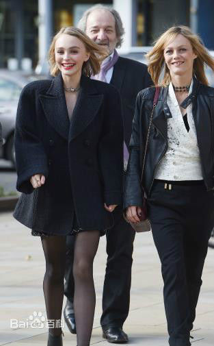 凡妮莎·帕拉迪斯(Vanessa Paradis)凡妮莎与女儿莉莉-罗丝素颜照壁纸