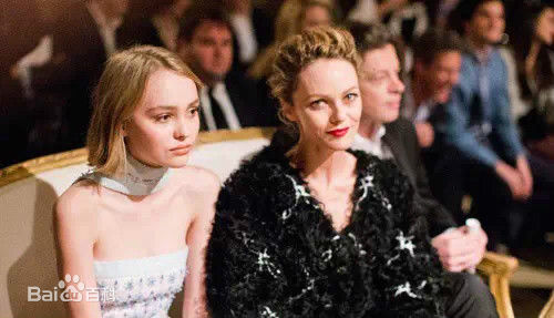 凡妮莎·帕拉迪斯(Vanessa Paradis)凡妮莎与女儿莉莉-罗丝素颜照壁纸