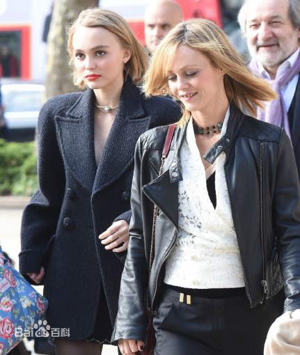 凡妮莎·帕拉迪斯(Vanessa Paradis)凡妮莎与女儿莉莉-罗丝素颜照壁纸