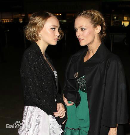 凡妮莎·帕拉迪斯(Vanessa Paradis)凡妮莎与女儿莉莉-罗丝素颜照壁纸