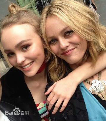 凡妮莎·帕拉迪斯(Vanessa Paradis)凡妮莎与女儿莉莉-罗丝素颜照壁纸