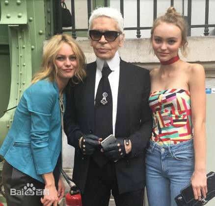 凡妮莎·帕拉迪斯(Vanessa Paradis)凡妮莎与女儿莉莉-罗丝素颜照壁纸