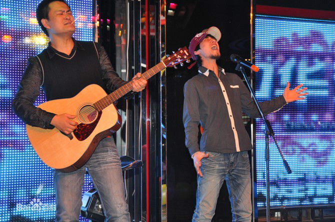 韩喜(老E)与本山传媒副总裁著名演员刘流生活照