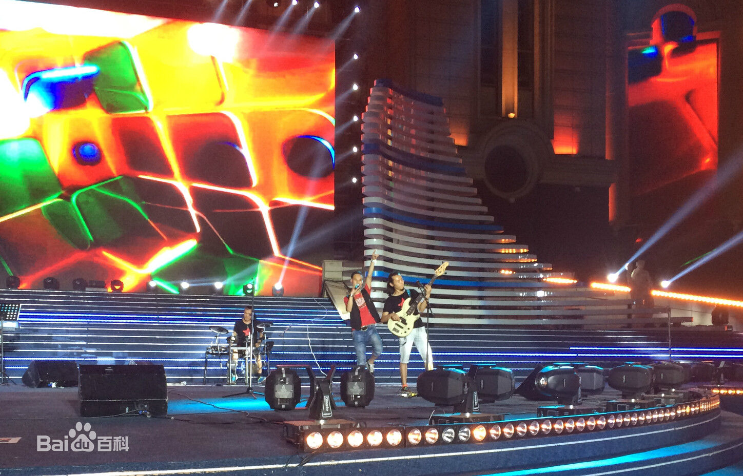 韩喜(老E)与本山传媒副总裁著名演员刘流生活照