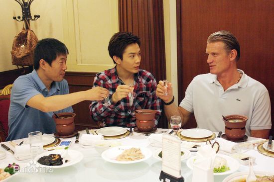 最新道夫·龙格尔(Dolph Lundgren)在《传·奇》主创举杯共饮中的图集