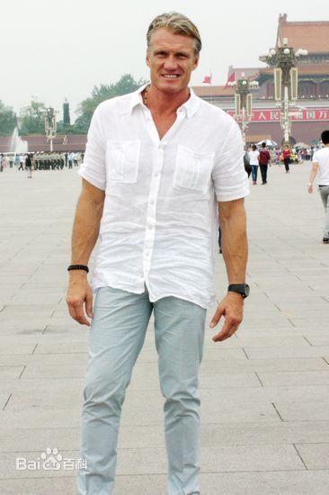 最新道夫·龙格尔(Dolph Lundgren)在《传·奇》主创举杯共饮中的图集