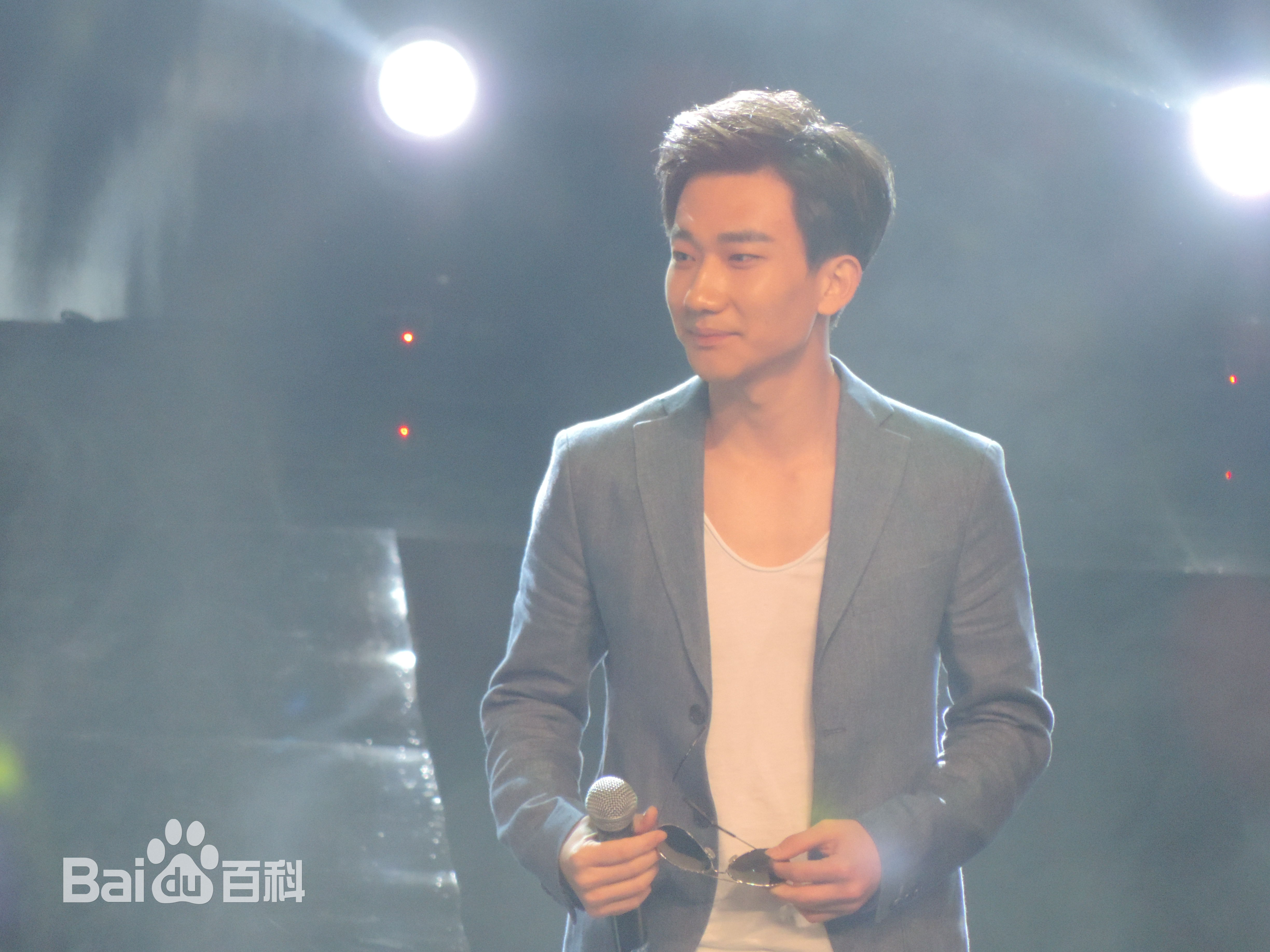 吴昊宸出席活动生活照