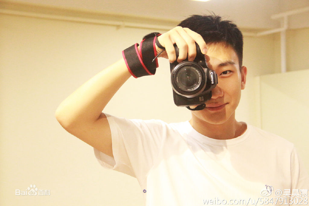 吴昊宸出席活动生活照