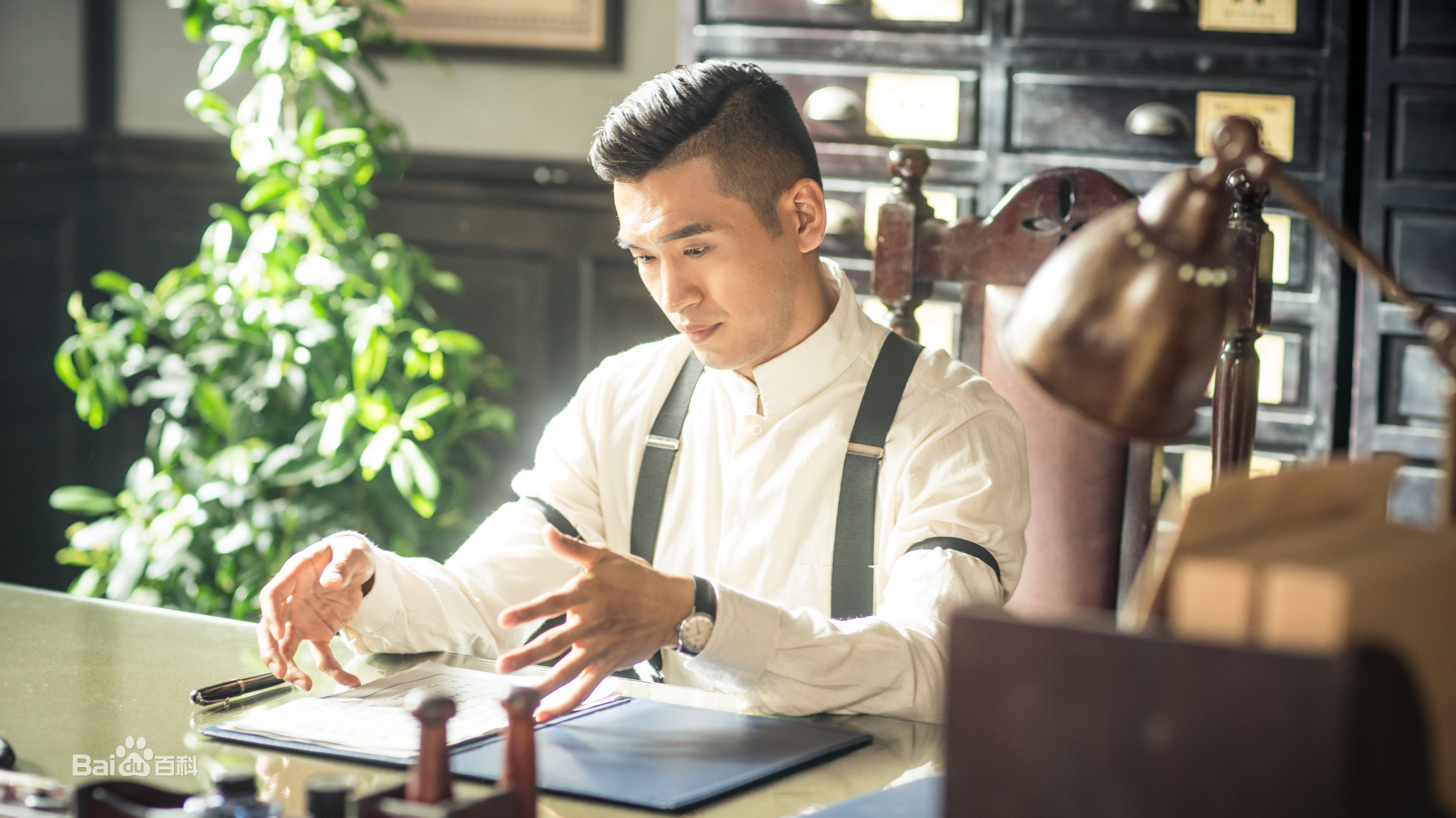 栾元晖(MAX)电视剧《剃刀边缘》剧照