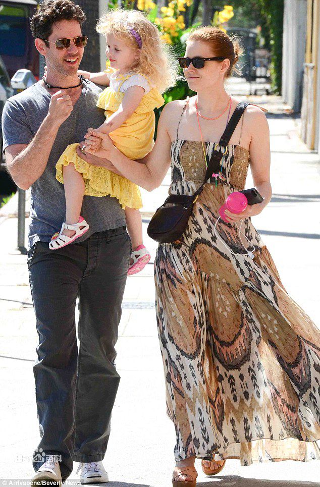 艾米·亚当斯(Amy Adams)一家三口前后照片