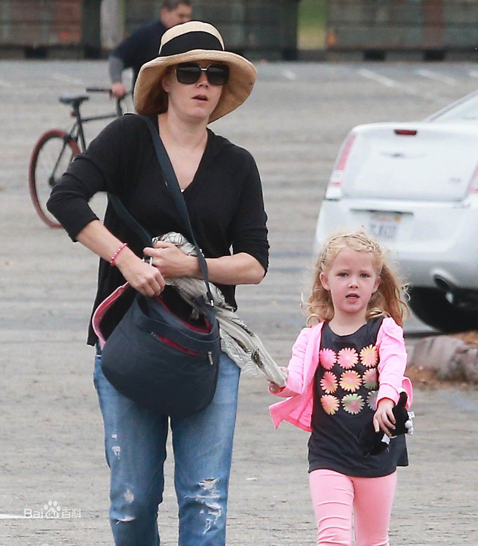 艾米·亚当斯(Amy Adams)一家三口前后照片