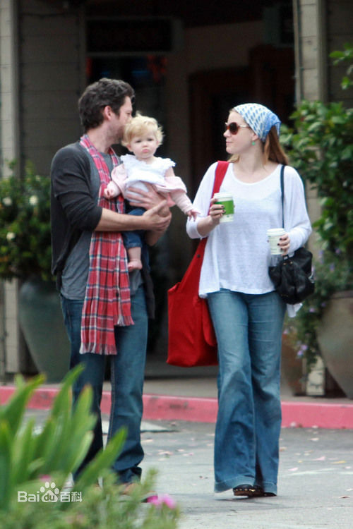 艾米·亚当斯(Amy Adams)一家三口前后照片