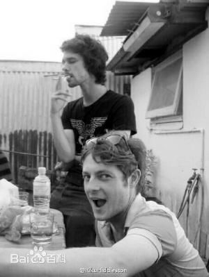 本·威士肖(Ben Whishaw)与丈夫马克·布莱德肖图片图集