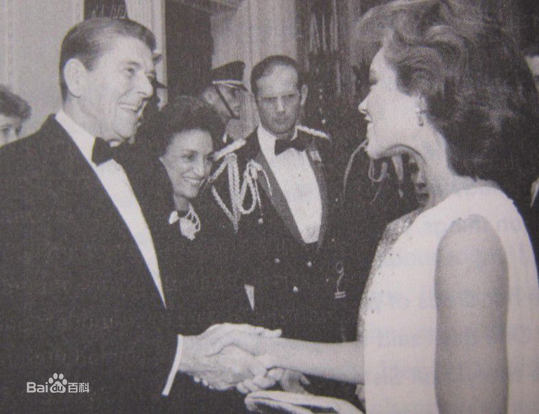 凡妮莎·威廉斯(Vanessa Williams)新书前后照片