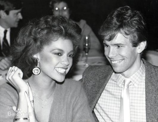 凡妮莎·威廉斯(Vanessa Williams)新书前后照片