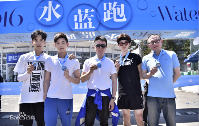 周彦辰公益活动性感图片图集