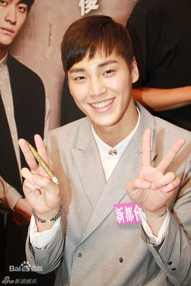 最新李泰焕()性感图片