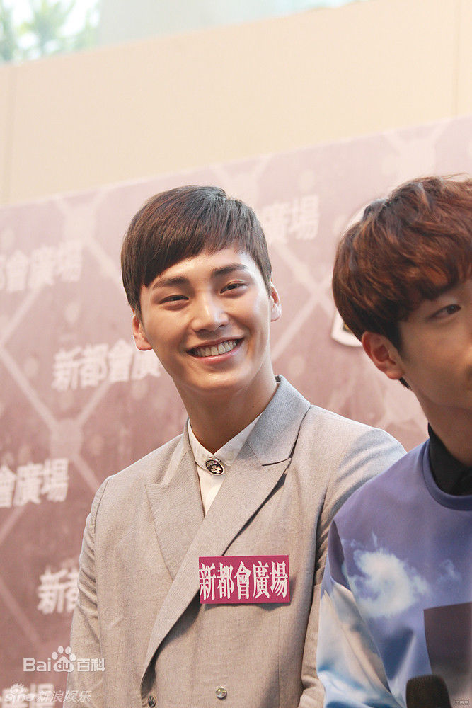 最新李泰焕()性感图片