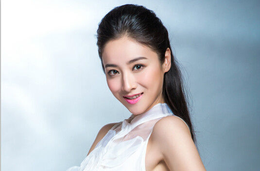 最新何珺性感图片