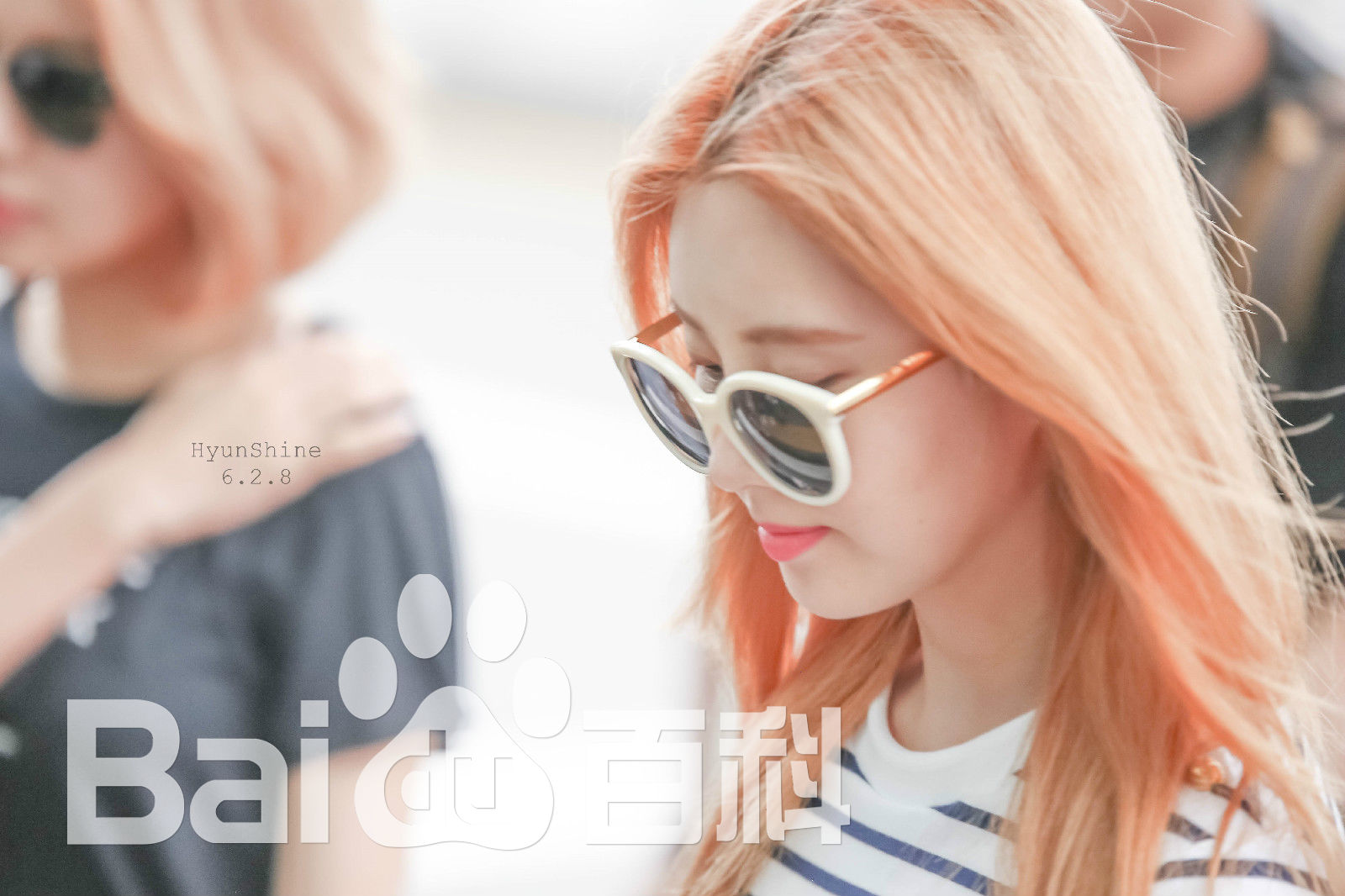 徐珠贤((Seo Ju Hyun)， （Seo Hyun）)机场画报壁纸壁纸