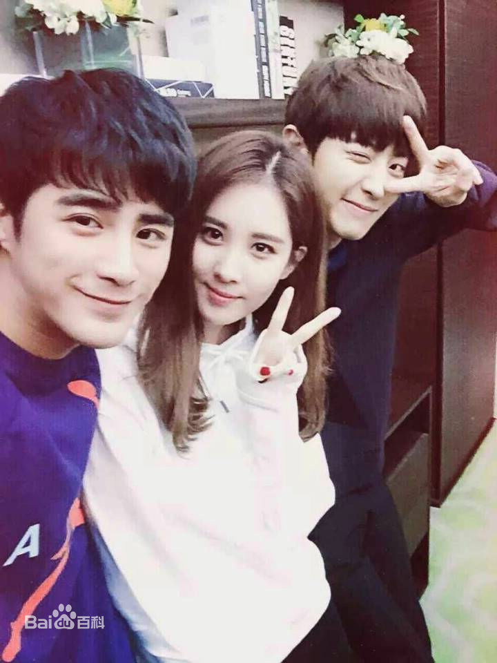 精选徐珠贤((Seo Ju Hyun)， （Seo Hyun）)在中韩电影《所以和黑粉结婚了》中的图册