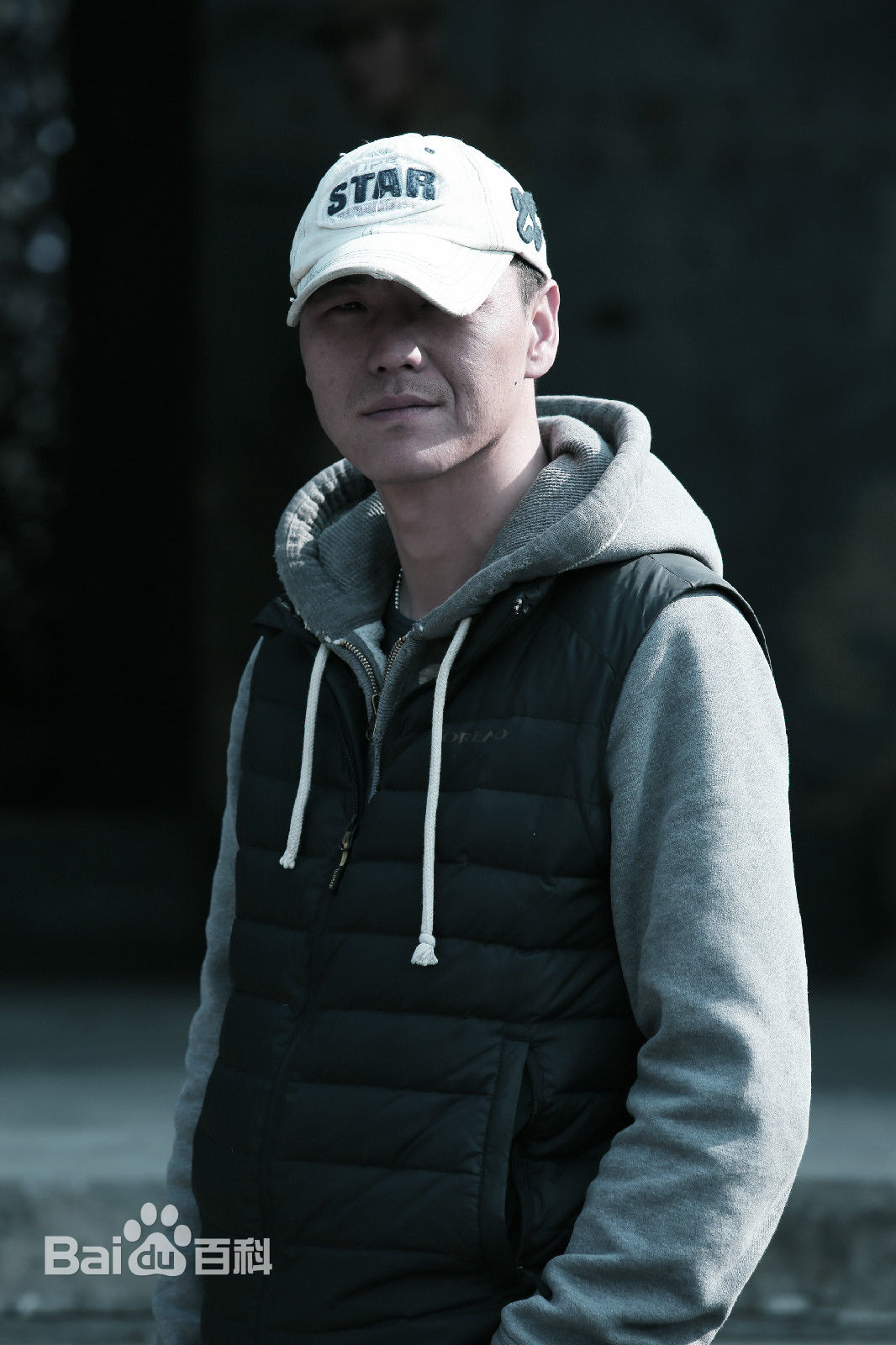 高清邢键钧(JianJun Xing)在《搜索连》片场中的图集