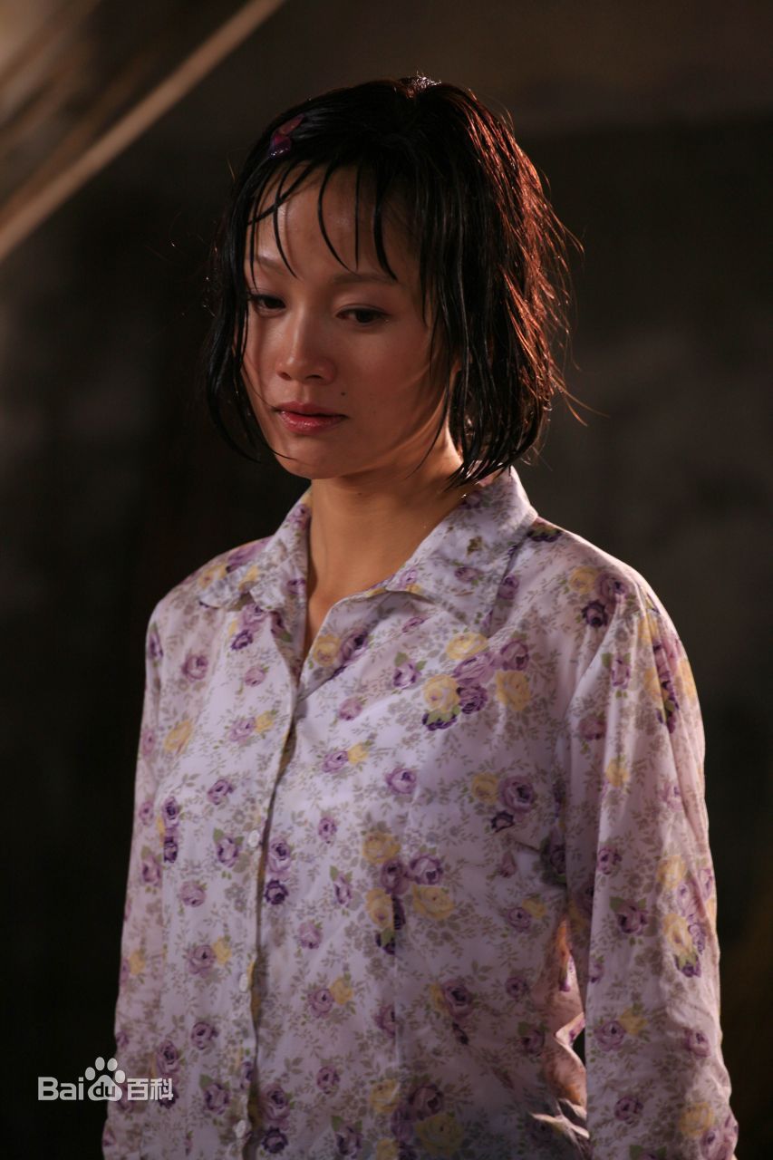 最新黄丽娅性感图片