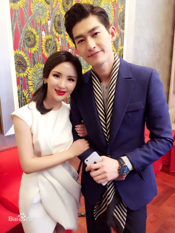 鸿利明星合影照片素颜照壁纸