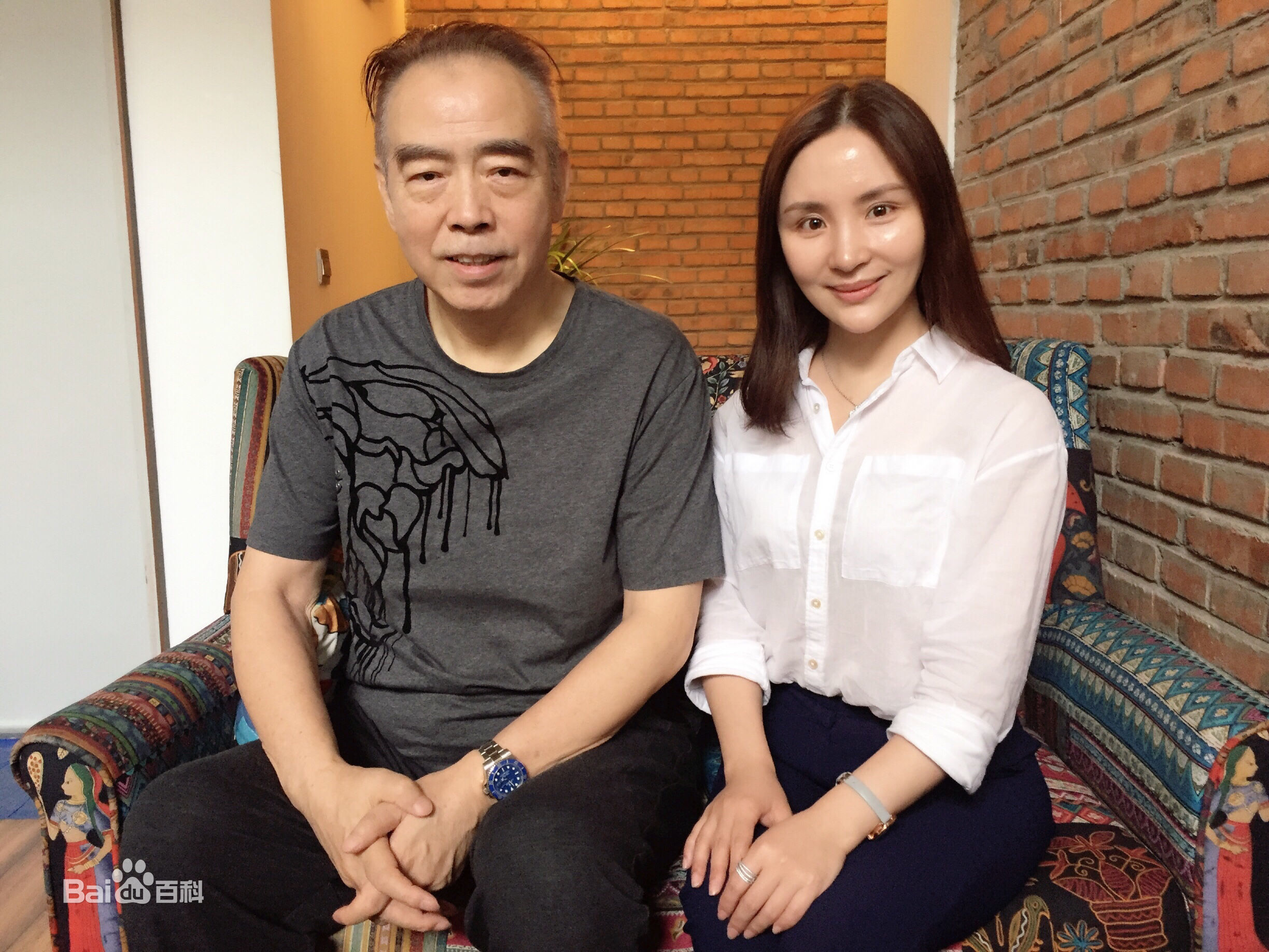 鸿利明星合影照片素颜照壁纸