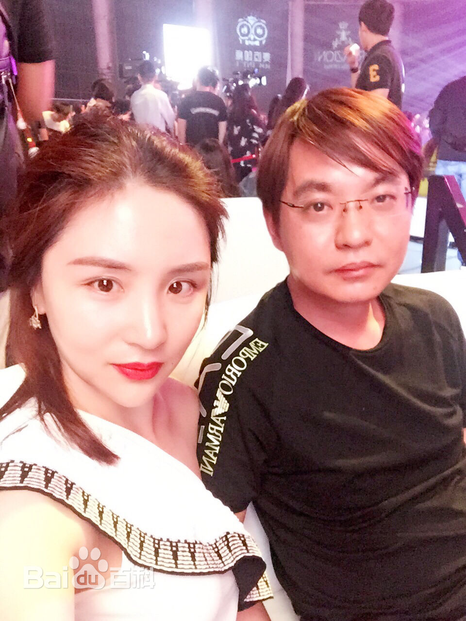 鸿利明星合影照片素颜照壁纸