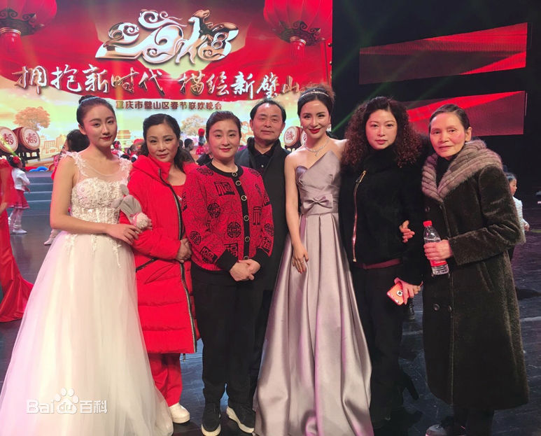 鸿利重庆市璧山区2018年春节联欢晚会前后照片