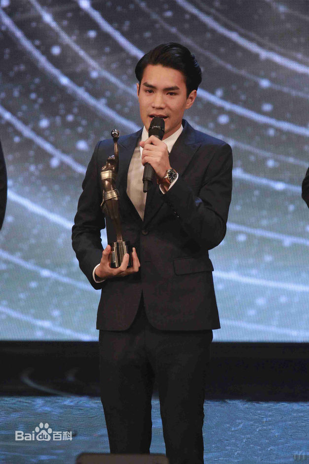 黄进(Chun Wong)个人获奖照前后照片