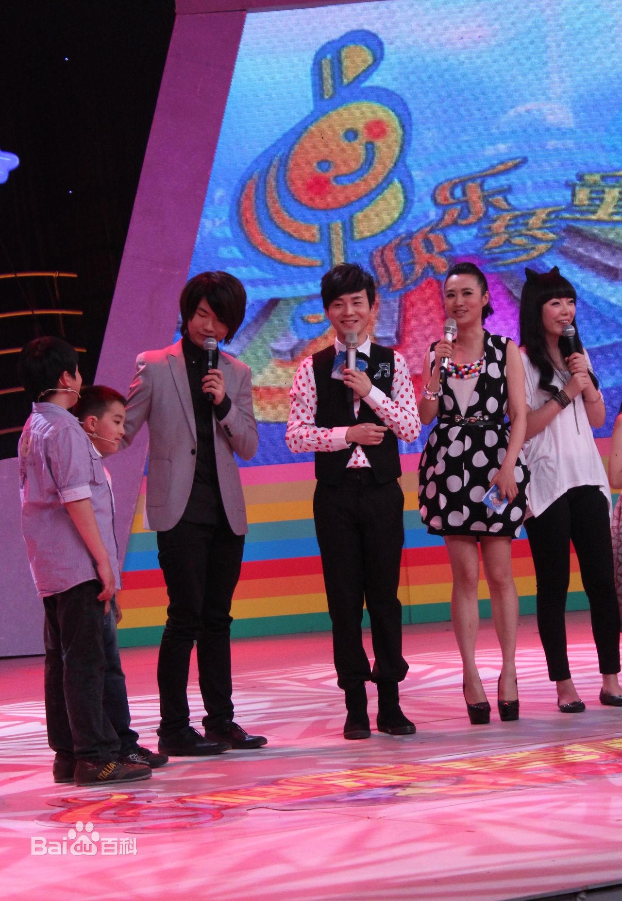 精选沈凌在2011主持《快乐琴童》中的图册