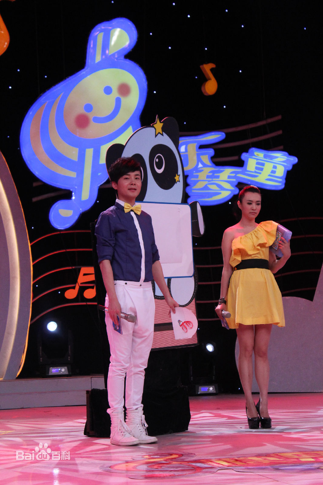 精选沈凌在2011主持《快乐琴童》中的图册