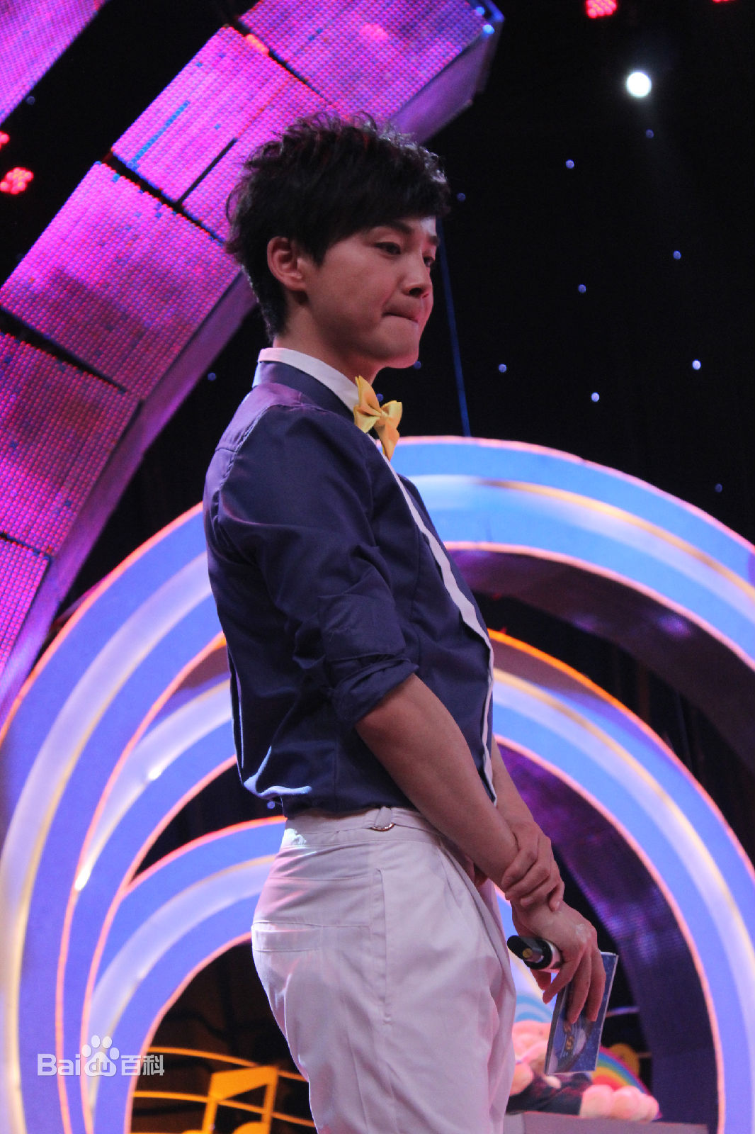 精选沈凌在2011主持《快乐琴童》中的图册