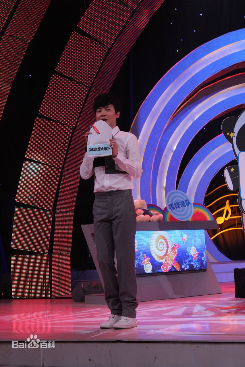 精选沈凌在2011主持《快乐琴童》中的图册