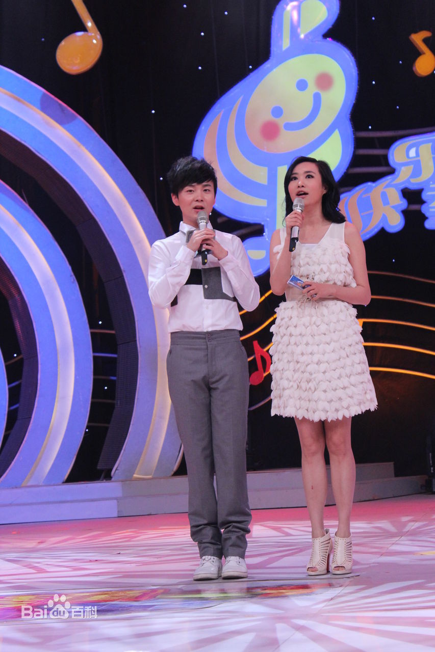 精选沈凌在2011主持《快乐琴童》中的图册