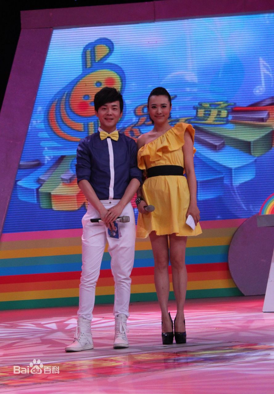 精选沈凌在2011主持《快乐琴童》中的图册